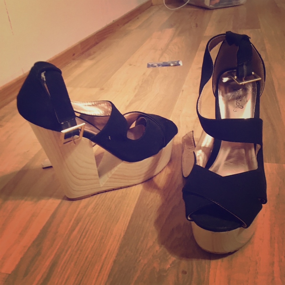Black wedges